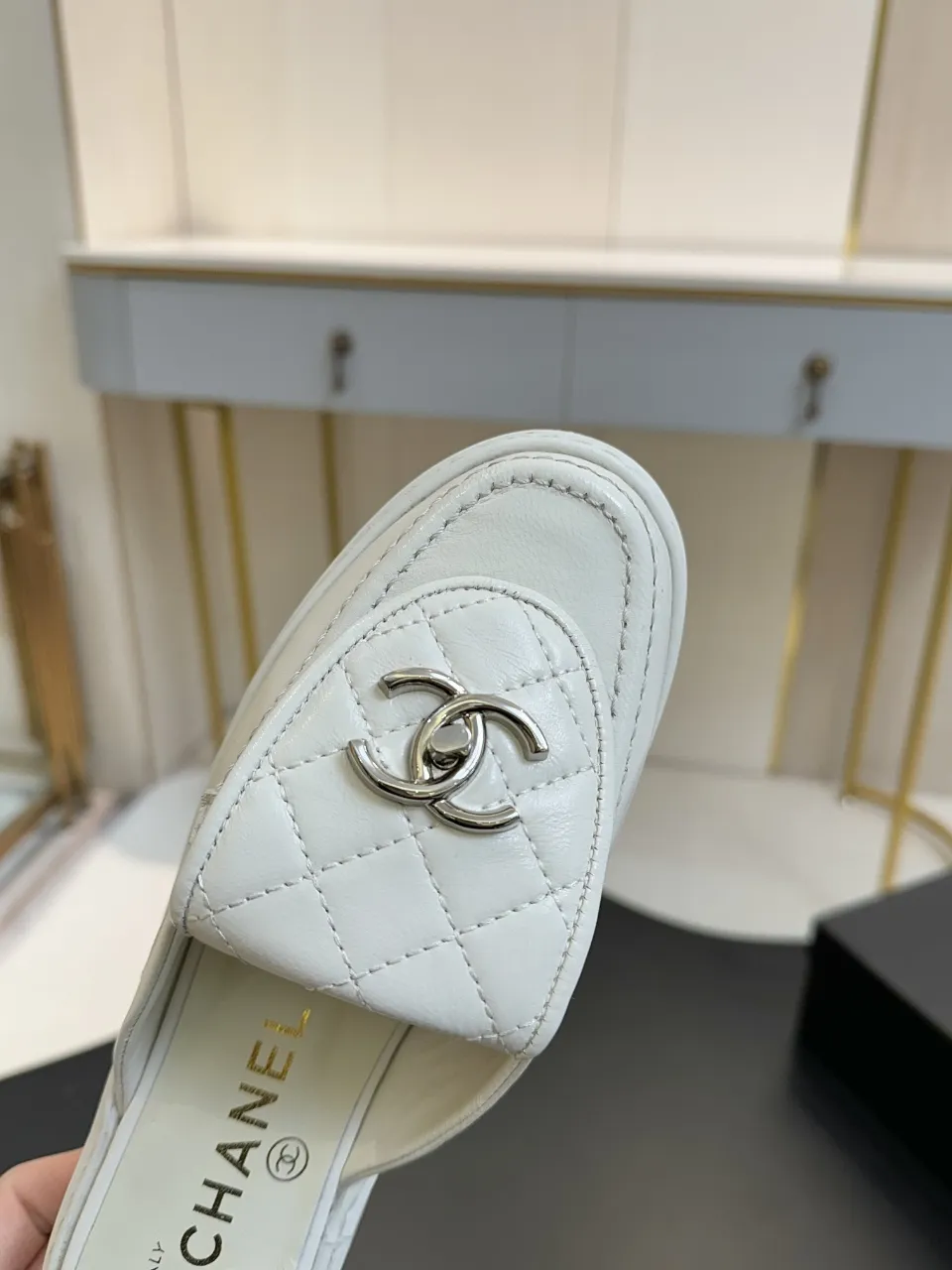 👟👟Ex-factory price 560👟👟 🔥🔥🔥Xiaoxiang official website synchronizes the high version of CHANEL 2025 Chanel top buckle exposed heel shoes, a must-have hot style for early spring, the goddess series, with the elegant and ladylike temperament of the fragrance family, super durable, irresistible, and exciting... ▪️The upper is imported sheepskin ▪️Inside imported sheep lining (same as the original) ▪️Original model opening, genuine leather outsole🇮🇹 ▪️Standard code 35- 41 42 Customized, non-returnable